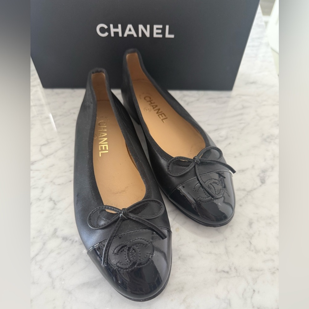 Chanel interlocking CC logo ballet flats